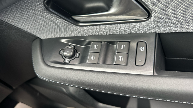 Vauxhall Grandland 157kW GS 73kWh 5dr Auto Electric Hatchback - Image 27